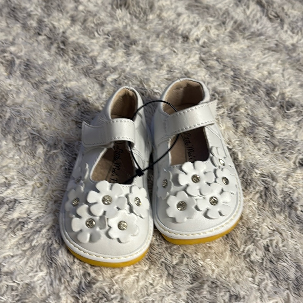 Size 4 little Mae’s boutique alligator White Floral bling girls sandals Shoes
